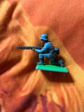 Britains Deetail 1971 WWII German Infantry Kneeling with MG42 Machine Gun